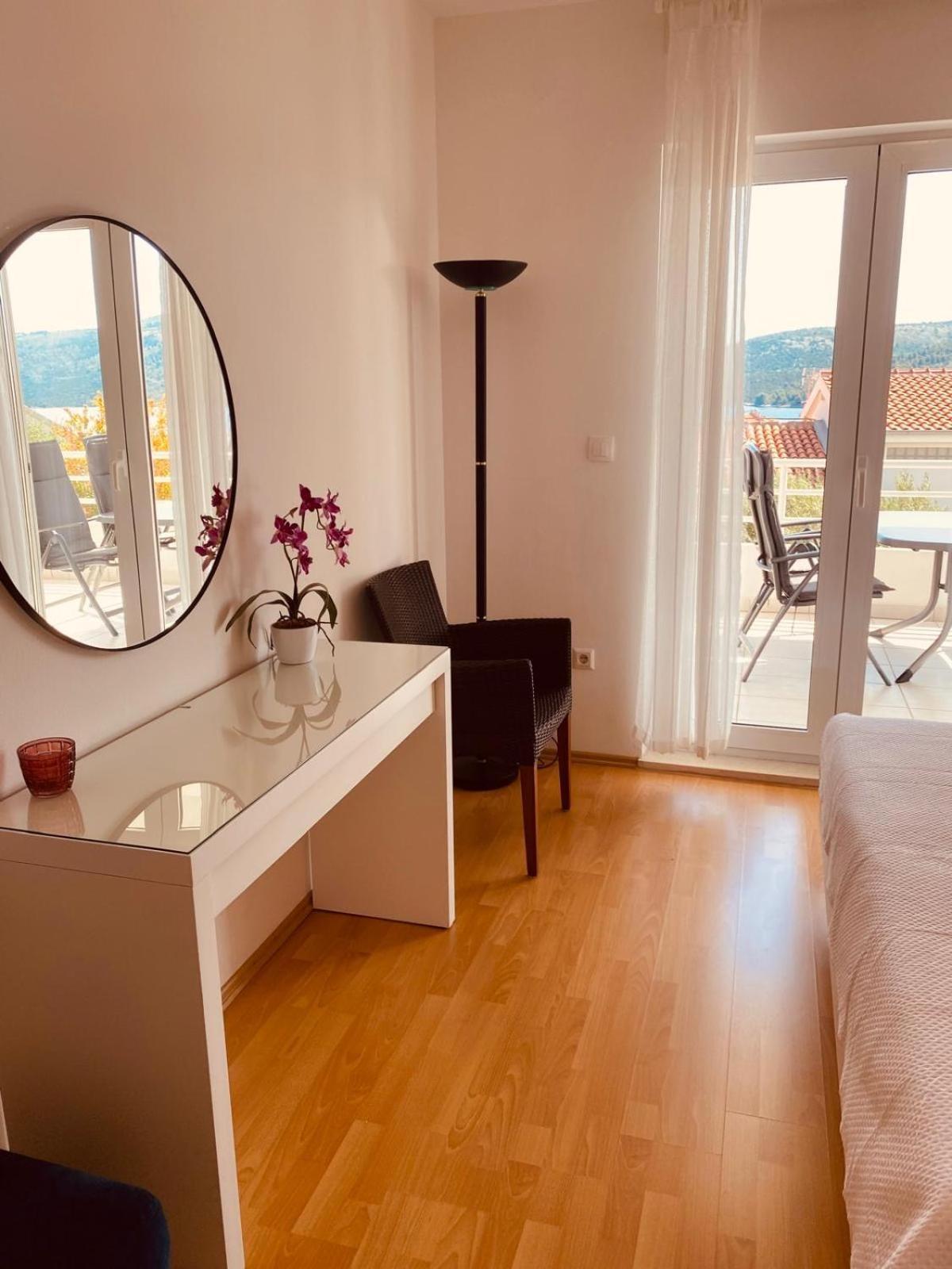 House Agradable Apartment Seget Vranjica Bagian luar foto